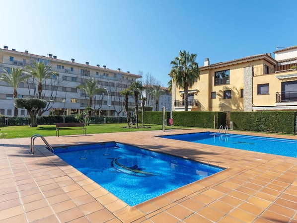 Plant, Water, Building, Daytime, Property, Sky, Window, Azure, Swimming Pool, Tree