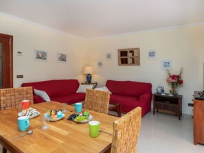 Tabelle, Möbel, Eigentum, Bilderrahmen, Couch, Holz, Komfort, Wohnzimmer, Geschirr, Stuhl