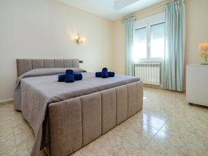 Interior Design, Flooring, Fussboden, Holz, Möbel, Schlafzimmer, Bett, Decke, Zimmer, Beleuchtung