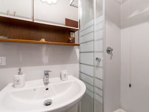 Robinet, Évier, Luminaire Plomberie, Propriété, Lavabo, Bâtiment, Salle De Bains, Design Intérieur, Ligne