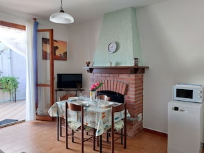 Table, Meubles, Plante, Bâtiment, Cabinetry, Plante D'Appartement, Bois, Chaise, Design Intérieur, Maison