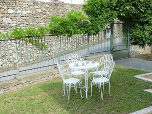 Pflanze, Möbel, Stuhl, Tabelle, Gartenmöbel, Tisch Im Freien, Grundstueck, Gras, Baum, Strauch