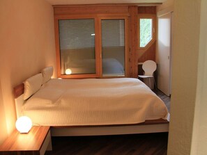 Meubles, Bâtiment, Fenêtre, Confort, Ombre, Bois, Textile, Lit, Maison