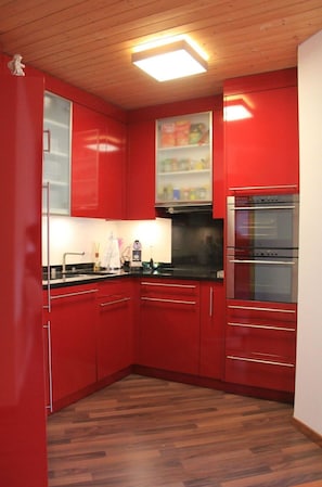 Cabinetry, Comptoir, Propriété, Meubles, Évier, Appareil De Cuisine, Cuisine, Bâtiment, Bois, Orange