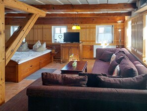 Couch, Möbel, Fenster, Baum, Interior Design, Holz, Komfort, Fussboden, Wohnzimmer, Wand
