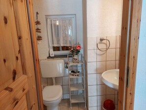 Braun, Spiegel, Eigentum, Armatur, Toilleten Sitz, Toilette, Bad Sink, Badezimmer, Interior Design, Holz