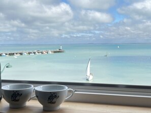 Cloud, Water, Sky, Azure, Dishware, Tableware, Drinkware, Horizon, Serveware, Cup
