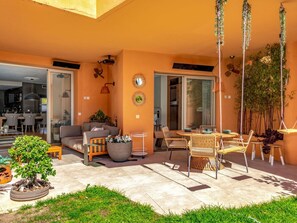 Möbel, Gebäude, Komfort, Tabelle, Holz, Fenster, Textil, Stuhl, Vorhang, Flooring