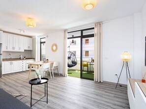 Möbel, Gebäude, Himmel, Baum, Interior Design, Pflanze, Haus, Freizeit, Schatten, Stuhl