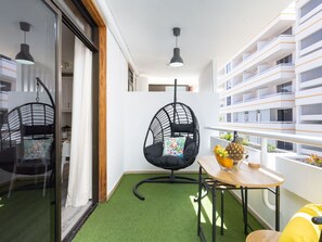 Möbel, Gebäude, Himmel, Baum, Interior Design, Pflanze, Haus, Freizeit, Schatten, Stuhl