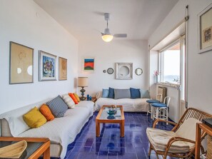 Tabelle, Möbel, Couch, Bilderrahmen, Eigentum, Azurblau, Beleuchtung, Interior Design, Holz, Stuhl