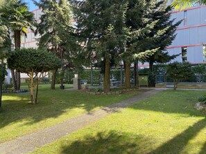 Pflanze, Blatt, Baum, Vegetation, Grundstueck, Urban Design, Schatten, Gehölz, Nachbarschaft, Gebäude
