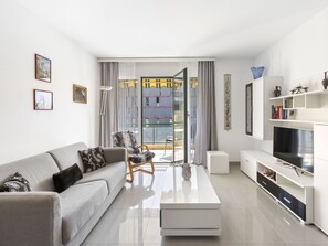 Bilderrahmen, Möbel, Couch, Tabelle, Wohnzimmer, Studio Couch, Fussboden, Fernsehen, Zimmerpflanze, Flooring