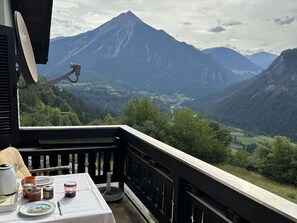 Wolke, Himmel, Berg, Geschirr, Tabelle, Gebäude, Essen, Baum, Bergforms