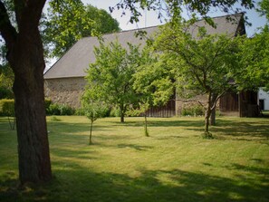 Plante, Bâtiment, Ciel, Feuille, Ombre, Branche, Arbre, Lot Terre, Chalet, Herbe