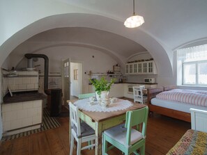 Meubles, Table, Propriété, Fenêtre, Bois, Design Intérieur, Bâtiment, Salon, Plante D'Appartement, Chaise