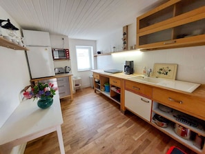 Himmel, Wasser, Eigentum, Stuhl, Schatten, Holz, Interior Design, Gewässer, Fussboden, Gartenmöbel