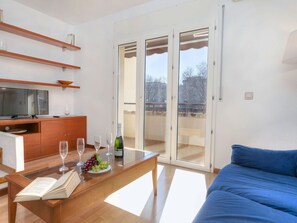 Himmel, Wasser, Eigentum, Stuhl, Schatten, Holz, Interior Design, Gewässer, Fussboden, Gartenmöbel