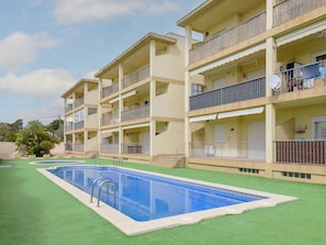 Plante, Bâtiment, Nuage, Propriété, Ciel, L'Eau, Bleu Azur, Piscine, Fenêtre, Arbre