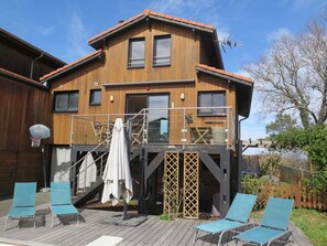 Himmel, Eigentum, Fenster, Gebäude, Wolke, Pflanze, Holz, Veranda, Schatten, Wohngebiet