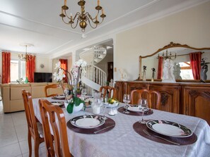 Himmel, Wasser, Eigentum, Stuhl, Schatten, Holz, Interior Design, Gewässer, Fussboden, Gartenmöbel