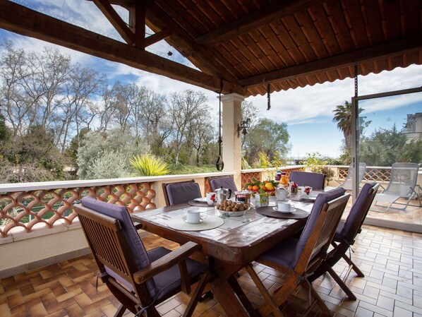 Himmel, Wasser, Eigentum, Stuhl, Schatten, Holz, Interior Design, Gewässer, Fussboden, Gartenmöbel