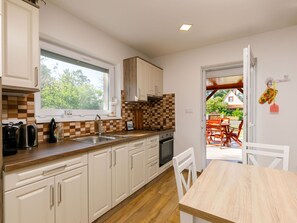 Cabinetry, Möbel, Countertop, Fenster, Holz, Flooring, Küche, Fussboden, Holzbeize, Schublade