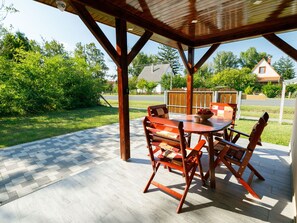 Pflanze, Eigentum, Tabelle, Gebäude, Möbel, Baum, Schatten, Holz, Gartenmöbel, Veranda