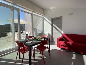 Himmel, Wasser, Eigentum, Stuhl, Schatten, Holz, Interior Design, Gewässer, Fussboden, Gartenmöbel