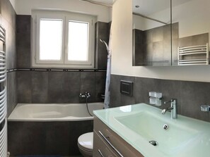 Zapfhahn, Spiegel, Armatur, Sinken, Badewanne, Badezimmerschrank, Bad Sink, Badezimmer, Fenster, Gebäude