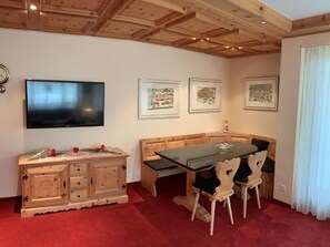 Tabelle, Möbel, Eigentum, Gebäude, Stuhl, Holz, Vorhang, Interior Design, Flooring, Halle