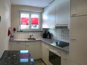 Zapfhahn, Spüle, Countertop, Sinken, Cabinetry, Eigentum, Armatur, Küche, Gebäude, Beleuchtung