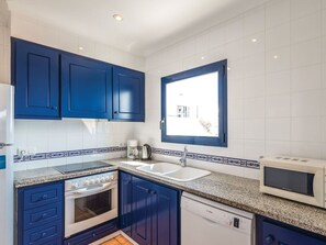 L'Eau, Ciel, Plante, Nuage, Bâtiment, Propriété, Piscine, Fenêtre, Bleu Azur, Plan D'Eau