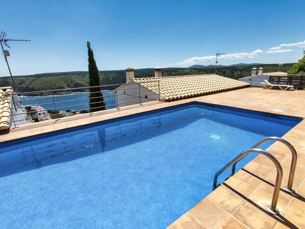 Water, Sky, Plant, Cloud, Building, Property, Swimming Pool, Window, Azure, Body Of Water