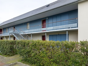 Wasser, Himmel, Pflanze, Wolke, Gebäude, Eigentum, Schwimmbad, Fenster, Azurblau, Gewässer