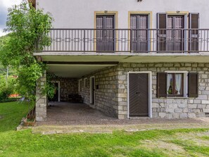 Plant, Building, Window, Door, Tree, Land Lot, House, Wood, Residential Area, Cottage