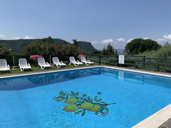 Wasser, Himmel, Schwimmbad, Wolke, Azurblau, Rechteck, Gartenmöbel, Baum, Pflanze, Freizeit