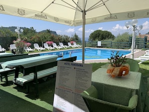 Wasser, Möbel, Pflanze, Himmel, Gebäude, Schatten, Baum, Gartenmöbel, Schwimmbad, Interior Design