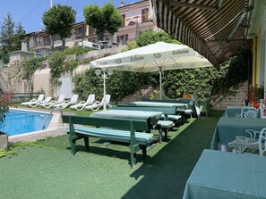 Pflanze, Möbel, Gebäude, Tabelle, Wasser, Stuhl, Gartenmöbel, Schatten, Schwimmbad, Baum