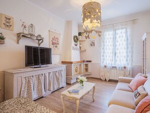 Tabelle, Möbel, Eigentum, Dekoration, Couch, Wohnzimmer, Interior Design, Bilderrahmen, Holz, Fussboden