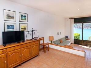 Bilderrahmen, Cabinetry, Pflanze, Fenster, Zimmerpflanze, Wohnzimmer, Schublade, Fussboden, Wand, Komfort