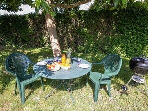 Pflanze, Möbel, Tabelle, Stuhl, Tisch Im Freien, Gartenmöbel, Baum, Gras, Natürliche Landschaft, Ground
