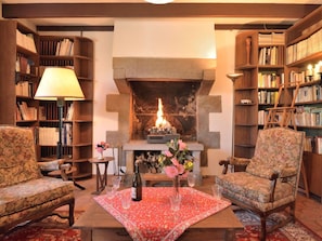 Tabelle, Eigentum, Möbel, Couch, Regal, Beleuchtung, Orange, Interior Design, Wohnzimmer, Holz