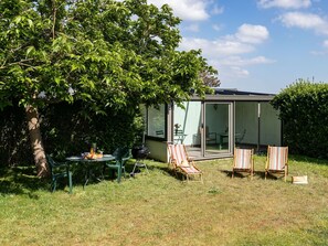 Pflanze, Eigentum, Pflanzengemeinschaft, Himmel, Wolke, Gebäude, Schatten, Grundstueck, Gartenmöbel, Baum
