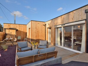 Himmel, Gebäude, Wolke, Couch, Holz, Schatten, Interior Design, Haus, Fussboden, Gartenmöbel