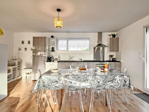 Eigentum, Fenster, Holz, Countertop, Cabinetry, Tabelle, Küche, Interior Design, Flooring