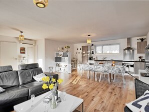 Tabelle, Möbel, Eigentum, Couch, Blume, Interior Design, Wohnzimmer, Bilderrahmen, Gelb, Flooring