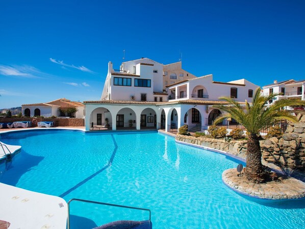 Water, Sky, Building, Property, Cloud, Plant, Swimming Pool, Blue, Azure, Seaside Resort