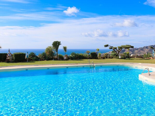 Water, Sky, Cloud, Water Resources, Plant, Blue, Natural Landscape, Azure, Swimming Pool, Tree
