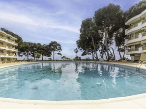 Water, Sky, Building, Window, Cloud, Swimming Pool, Tree, Leisure, Composite Material